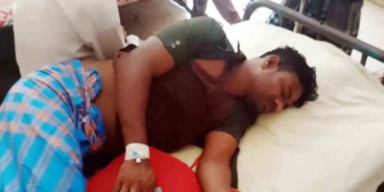 বাগেরহাটের মোরেলগঞ্জে ব্যবসায়ীকে কুপিয়ে জখম টাকা ছিনতাই।