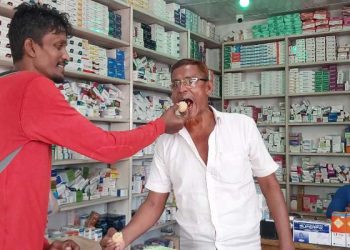 মোরেলগঞ্জভিস্বাস্থ্য কর্মকর্তার বদলীতে এলাকায় মিষ্টি বিতরণ, নতুন কর্মস্থলে বিক্ষোভ।