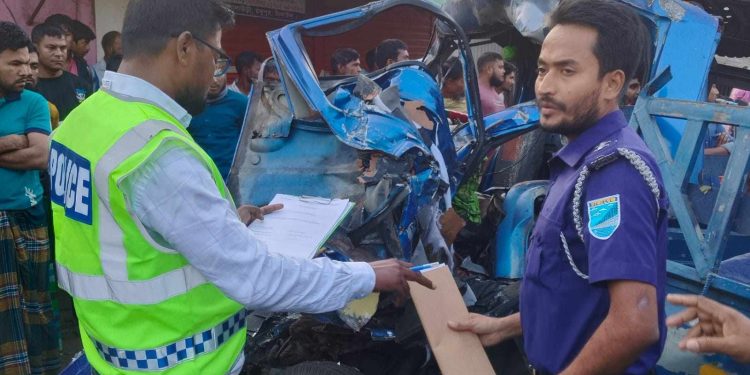 টাঙ্গাইলে বাস-পিকআপের মুখোমুখি সংঘর্ষে নিহত ৪