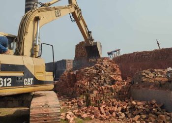 ধামরাইয়ে ইটভাটা ও ব্যাটারি কারখানায় পরিবেশ অধিদপ্তরের অভিযান।