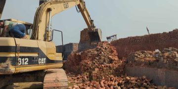 ধামরাইয়ে ইটভাটা ও ব্যাটারি কারখানায় পরিবেশ অধিদপ্তরের অভিযান।