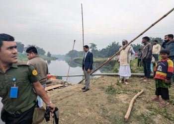 ধামরাইয়ে ধ্বলেশ্বরর নদী থেকে অবৈধভাবে বালু উত্তোলন করায় ড্রেজার মেশিন জব্দ।