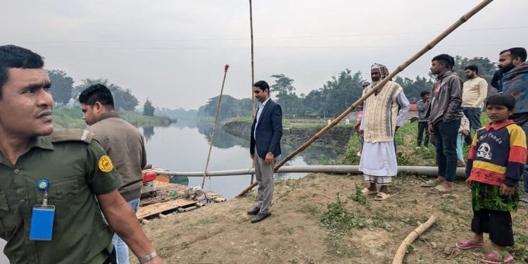 ধামরাইয়ে ধ্বলেশ্বরর নদী থেকে অবৈধভাবে বালু উত্তোলন করায় ড্রেজার মেশিন জব্দ।