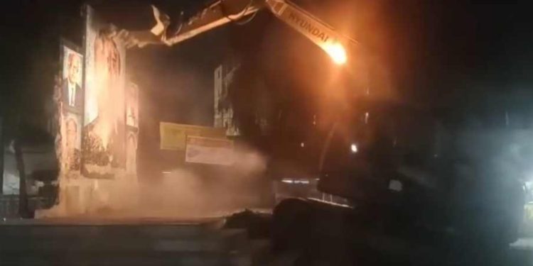 টাঙ্গাইলে ভেঙ্গে দেওয়া হলো বঙ্গবন্ধুসহ জাতীয় চার নেতার ম্যুরাল।