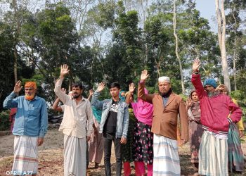 কালকিনিতে কৃষকলীগ নেতার নেতৃত্বে অসহায় পরিবারের শতাধীক ফলজ গাছ কেটে ফেলার অভিযোগ ॥ বিচারের দাবীতে বিক্ষোভ।