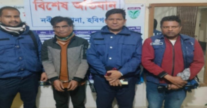 নবীগঞ্জ থানা পুলিশের অভিযানে (পাঁচ) টি গ্রেফতারী পরোয়ানাভুক্ত দীর্ঘদিনের পলাতক ডাকাত গ্রেফতার।