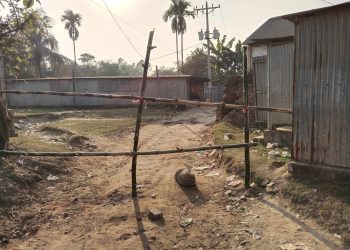 মির্জাপুরে সরকারি রাস্তায় বাঁশের বেড়া,চলাচলে দুর্ভোগ।