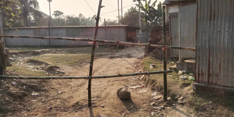 মির্জাপুরে সরকারি রাস্তায় বাঁশের বেড়া,চলাচলে দুর্ভোগ।