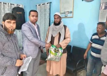 পাঁচবিবিতে দুম্বার গোস্ত এতিমখানায় বিতরণ করলেন নির্বাহী অফিসার মাহমুদুল হাসান। 