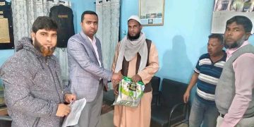 পাঁচবিবিতে দুম্বার গোস্ত এতিমখানায় বিতরণ করলেন নির্বাহী অফিসার মাহমুদুল হাসান। 