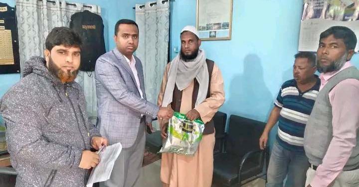 পাঁচবিবিতে দুম্বার গোস্ত এতিমখানায় বিতরণ করলেন নির্বাহী অফিসার মাহমুদুল হাসান।