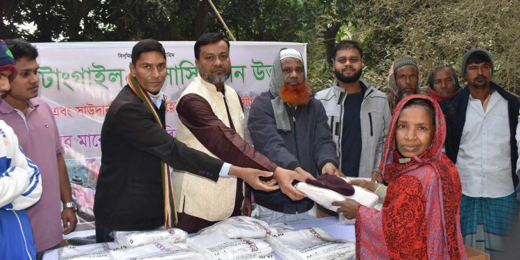 টাঙ্গাইল কালিহাতীতে শীতার্তদের মাঝে শীতবস্ত্র বিতরণ।