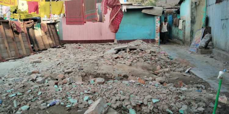 টাঙ্গাইলে আদালতের নিষেধাজ্ঞা অমান্য করে বহুতল নির্মাণের পায়তারা।