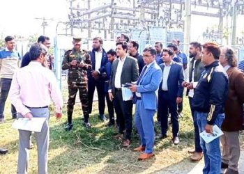 বাসাইলে জলাবদ্ধ এলাকা পরিদর্শনে জিওসি মাসীহুর রহমান।