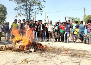 যমুনার চর কেটে বালু বিক্রির প্রতিবাদে বিক্ষোভ ও সড়ক অবরোধ।