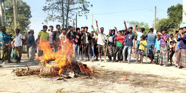 যমুনার চর কেটে বালু বিক্রির প্রতিবাদে বিক্ষোভ ও সড়ক অবরোধ।