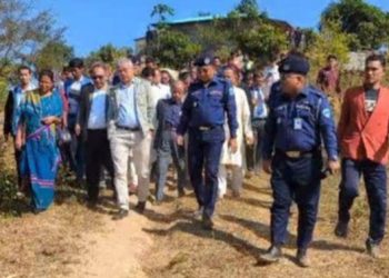 লামায় পুড়ে যাওয়া ত্রিপুরাদের বাড়িঘর পরিদর্শন করলেন : পার্বত্য উপদেষ্টা।