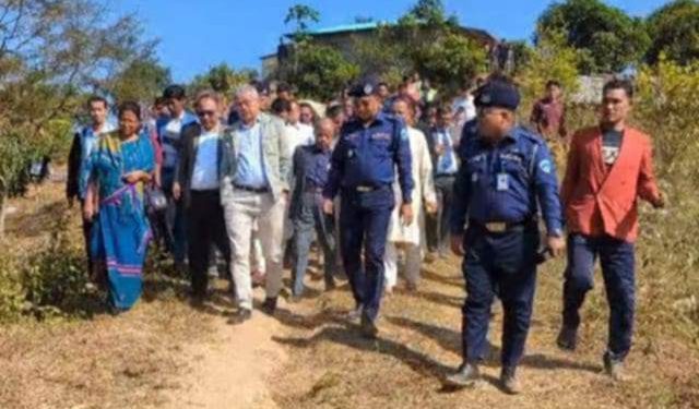 লামায় পুড়ে যাওয়া ত্রিপুরাদের বাড়িঘর পরিদর্শন করলেন : পার্বত্য উপদেষ্টা।