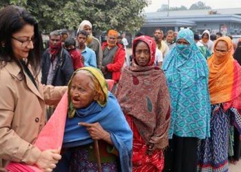 টাঙ্গাইলে ছিন্নমূল শীতার্তদের মাঝে কম্বল বিতরণ।