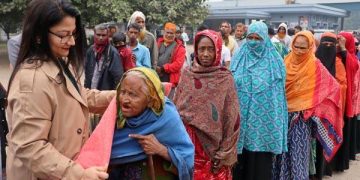 টাঙ্গাইলে ছিন্নমূল শীতার্তদের মাঝে কম্বল বিতরণ।