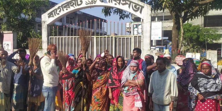 বাগেরহাটে বকেয়া বেতনের দাবিতে পৌরসভা কর্মচারীদের সড়ক অবরোধ করে বিক্ষোভ।