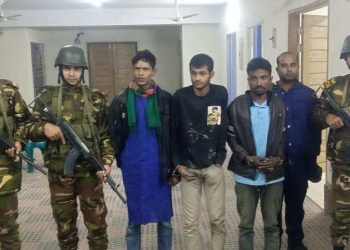 বাগেরহাটের মোরেলগঞ্জে নারীসহ মাদকসেবক আটক ৪