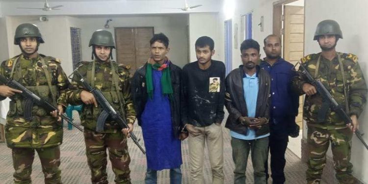 বাগেরহাটের মোরেলগঞ্জে নারীসহ মাদকসেবক আটক ৪