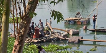 জামালপুরের মাদারগঞ্জে অবৈধভাবে বালু উত্তোলনের দায়ে ড্রেজার মেশিন ধ্বংস ও  ১ লক্ষ টাকা জরিমানা।