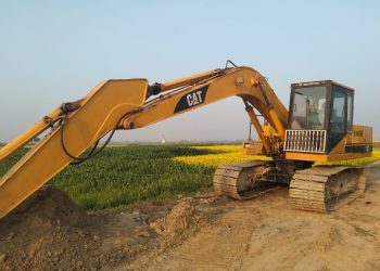 ধামরাইয়ে তিন ফসলী জমির মাটি কাটায় ভেকু জব্দ।