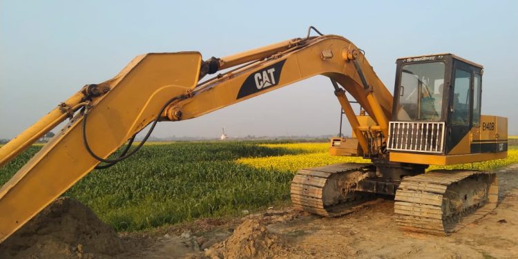 ধামরাইয়ে তিন ফসলী জমির মাটি কাটায় ভেকু জব্দ।