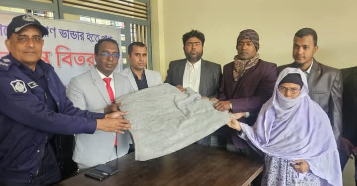 নিয়ামতপুর উপজেলা মডেল প্রেসক্লাব ও বাংলাদেশ মফস্বল সাংবাদিক ইউনিয়ন নিয়ামতপুর শাখা এর উদ্যোগে শীতবস্ত্র বিতরণ।