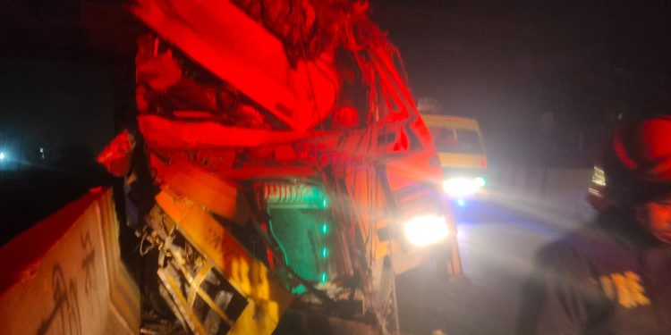 ধামরাইয়ে নিয়ন্ত্রণ হারিয়ে ফুট ওভার ব্রীজে পণ্যবাহী ট্রাকের ধাক্কা, চালক নিহত।