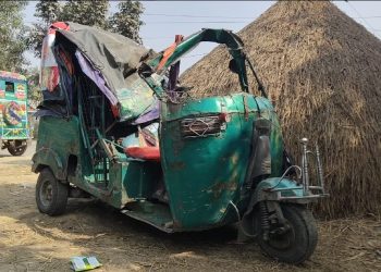 ধামরাইয়ে ট্রাক-সিএনজি সংঘর্ষে চালক নিহত, আহত ৩