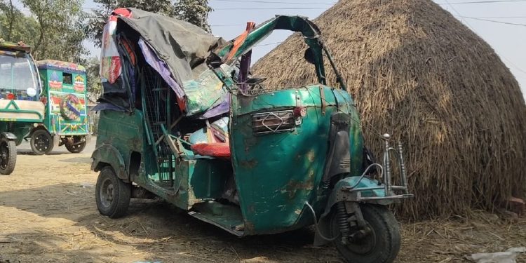 ধামরাইয়ে ট্রাক-সিএনজি সংঘর্ষে চালক নিহত, আহত ৩