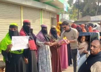 বাগেরহাটের চিতলমারীতে ইউপি চেয়ারম্যান গ্রেফতার, স্থানীয়দের মিষ্টি বিতরণ।