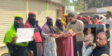 বাগেরহাটের চিতলমারীতে ইউপি চেয়ারম্যান গ্রেফতার, স্থানীয়দের মিষ্টি বিতরণ।