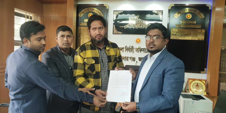 মাদারগন্জে যমুনা নদী ভাঙ্গন প্রতিরোধ ও বাঁধ নির্মাণ ঐক্য পরিষদের ইউএনও বরাবর স্মারকলিপি প্রদান।