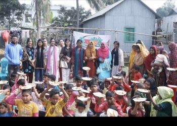 টাঙ্গাইলে স্বেচ্ছাসেবী তরুণদের উদ্যোগে পথশিশুদের নিয়ে পিঠা উৎসব।