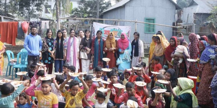 টাঙ্গাইলে স্বেচ্ছাসেবী তরুণদের উদ্যোগে পথশিশুদের নিয়ে পিঠা উৎসব।