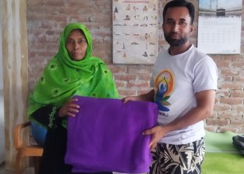 ডাঃ মনা ইয়োগা ওয়ার্ল্ড আয়োজিত শীতবস্ত্র বিতরণ।
