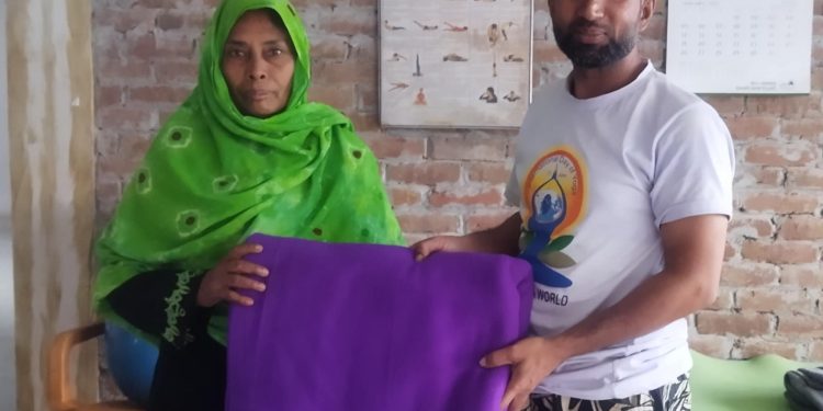 ডাঃ মনা ইয়োগা ওয়ার্ল্ড আয়োজিত শীতবস্ত্র বিতরণ।