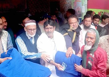 পোড়াবাড়ীতে শীতার্তদের মাঝে ফরহাদ ইকবালের শীত বস্ত্র বিতরণ।
