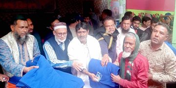 পোড়াবাড়ীতে শীতার্তদের মাঝে ফরহাদ ইকবালের শীত বস্ত্র বিতরণ।