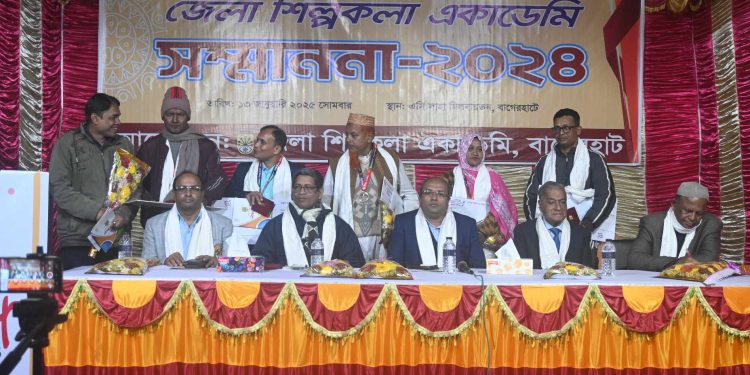 বাগেরহাটে গুণিজন সম্বধনা পেলেন ৫ সষ্কৃতি কর্মী।