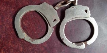 জামালপুরের মাদারগঞ্জে গিফটের দোকান থেকে পরিত্যক্ত হ্যান্ডকাপ উদ্ধার ।