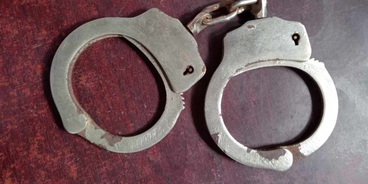 জামালপুরের মাদারগঞ্জে গিফটের দোকান থেকে পরিত্যক্ত হ্যান্ডকাপ উদ্ধার ।