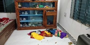 মোরেলগঞ্জে গভীর রাতে ডাকাতির ঘটনা, প্রবাসীর বাড়ি থেকে লুট ৬ লাখ টাকা ১৭ ভরি স্বর্ণ।