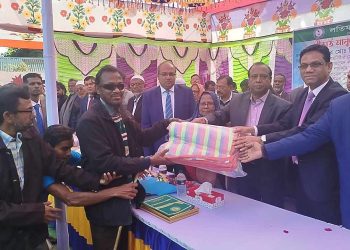 বাগেরহাটে লতিফ মাস্টার ফাউন্ডেশনের উদ্যোগে শীতার্ত মানুষের মাঝে খুলনা বিভাগীয় কমিশনারের  শীতবস্ত্র বিতরণ।