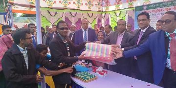 বাগেরহাটে লতিফ মাস্টার ফাউন্ডেশনের উদ্যোগে শীতার্ত মানুষের মাঝে খুলনা বিভাগীয় কমিশনারের  শীতবস্ত্র বিতরণ।