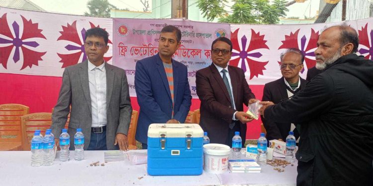 বাগেরহাটের বেশরগাতী ফ্রি ভেটেরিনারি মেডিকেল ক্যাম্প অনুষ্ঠিত।
